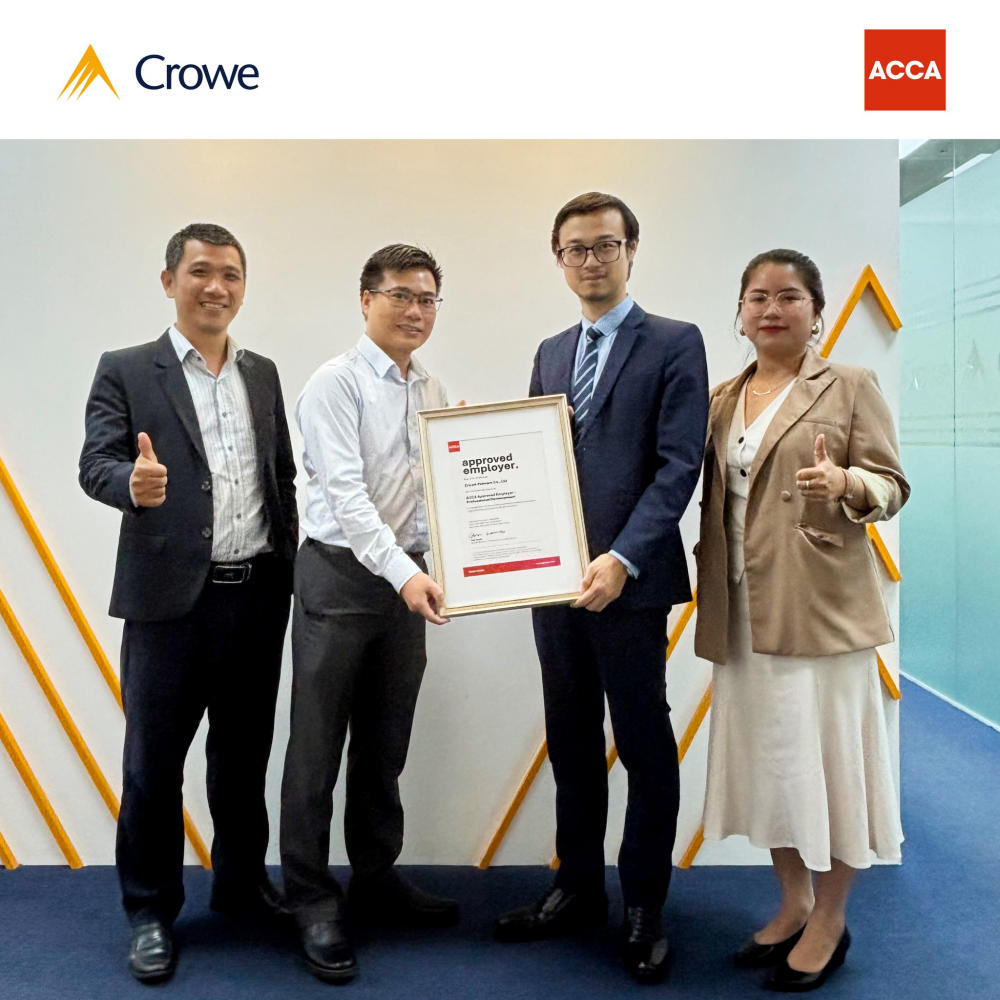 ACCA Presents “Approved Employer” Certificate to Crowe Vietnam