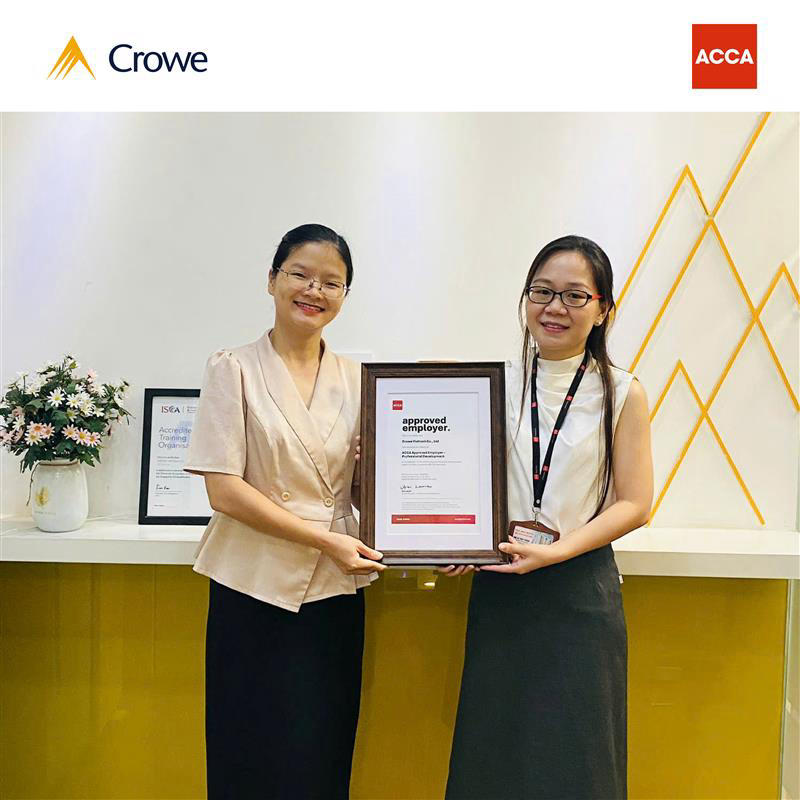 ACCA Presents “Approved Employer” Certificate to Crowe Vietnam