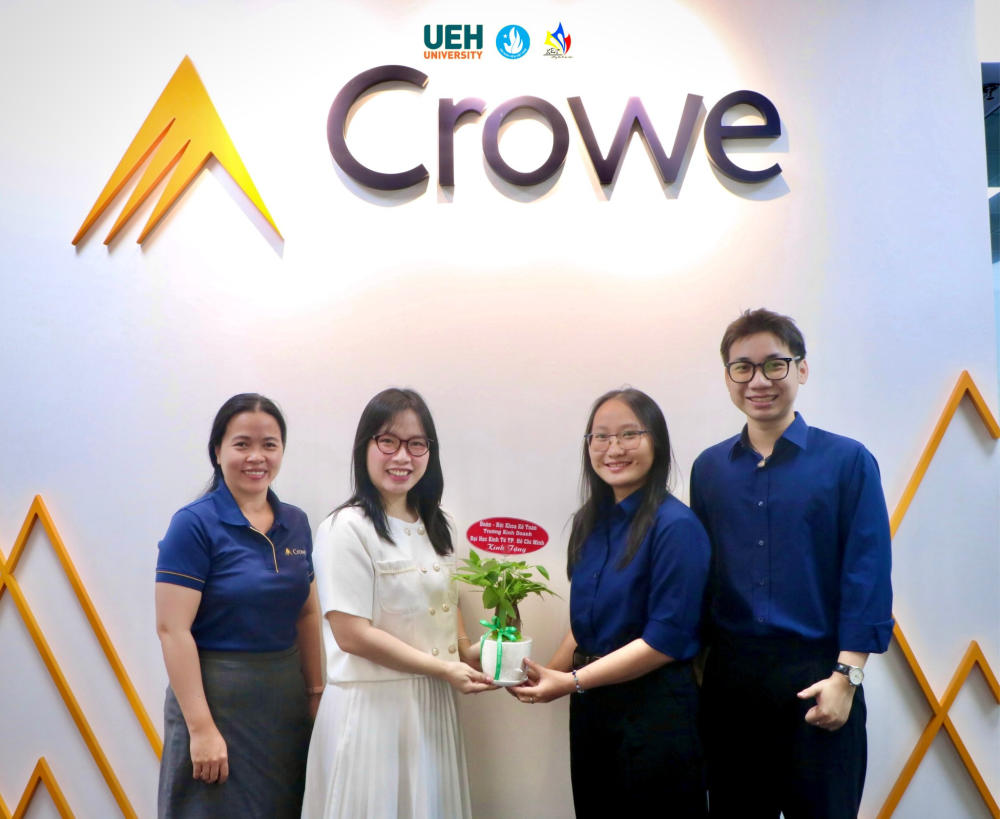 Office Tour with Crowe Vietnam & UEH Freshmen