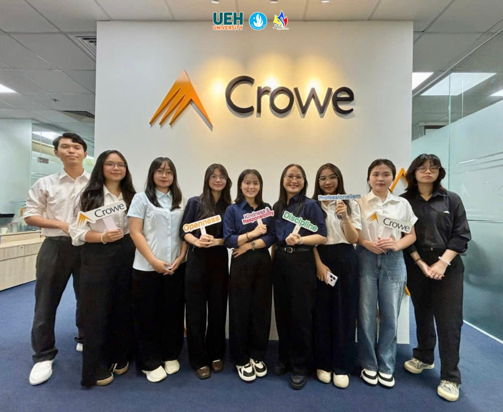 Office Tour with Crowe Vietnam & UEH Freshmen