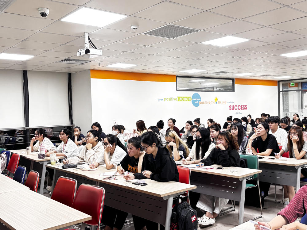 Crowe Vietnam Joins UEF Finance & Accounting Students for Thematic Seminar