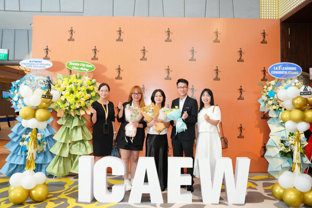 Vinh danh thành tích học viên Crowe Vietnam tại sự kiện “ICAEW - Celebrating Excellence 2025"
